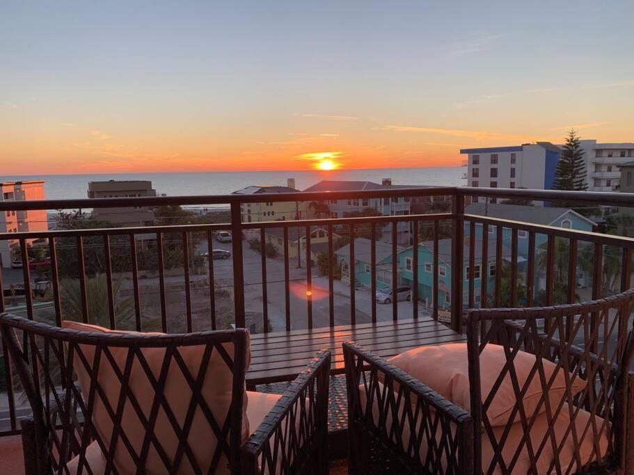 Gulf Coast Gold Private Condo - 2Bed, 2Bath, Sleep 6, Across Street From Beach, Balcony Views Of Sunsets, Beach & Gulf, Pool, Gym St. Pete Beach Exterior photo