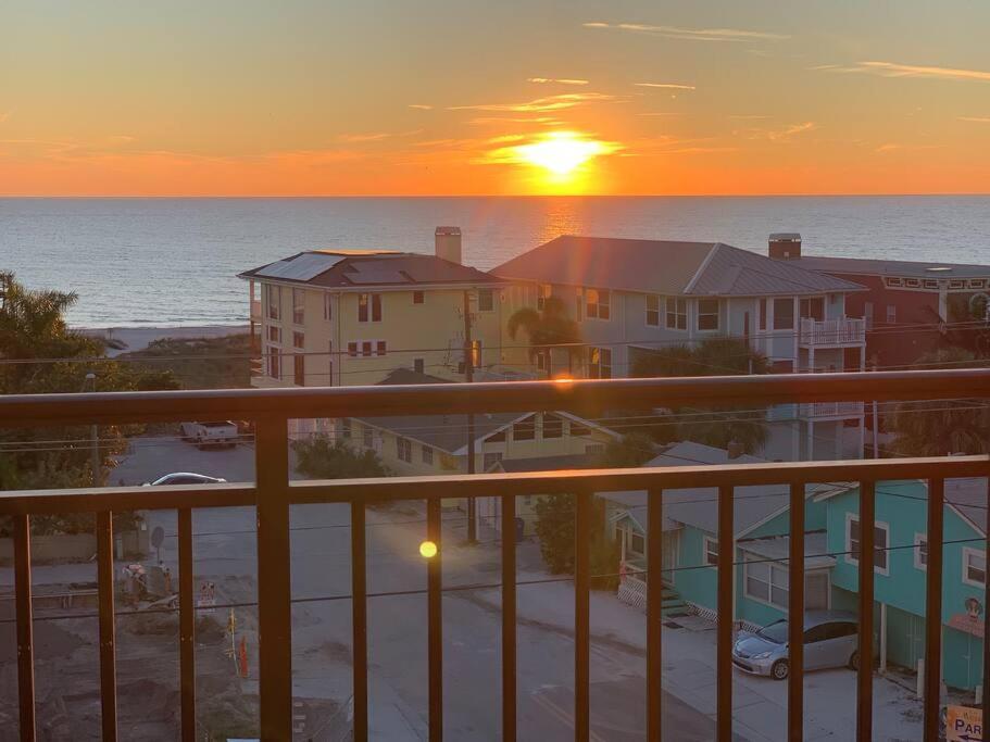 Gulf Coast Gold Private Condo - 2Bed, 2Bath, Sleep 6, Across Street From Beach, Balcony Views Of Sunsets, Beach & Gulf, Pool, Gym St. Pete Beach Exterior photo