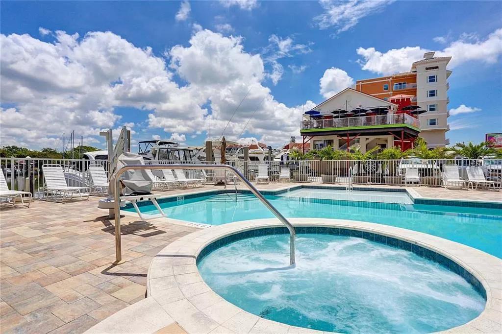 Gulf Coast Gold Private Condo - 2Bed, 2Bath, Sleep 6, Across Street From Beach, Balcony Views Of Sunsets, Beach & Gulf, Pool, Gym St. Pete Beach Exterior photo